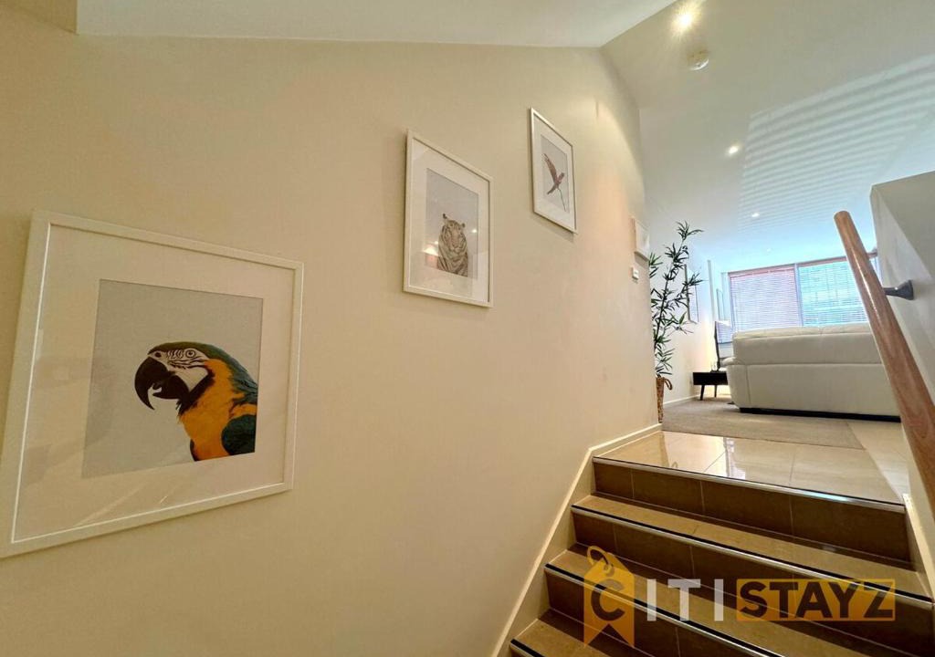 City West Apartment | Stylish Split-Level 1BD - Pool & Sauna, near ANU