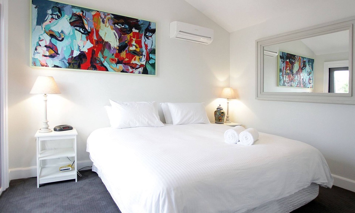 Bathurst Apartment | Stylishly renovated heritage property, in quiet tree lined st close to the CBD