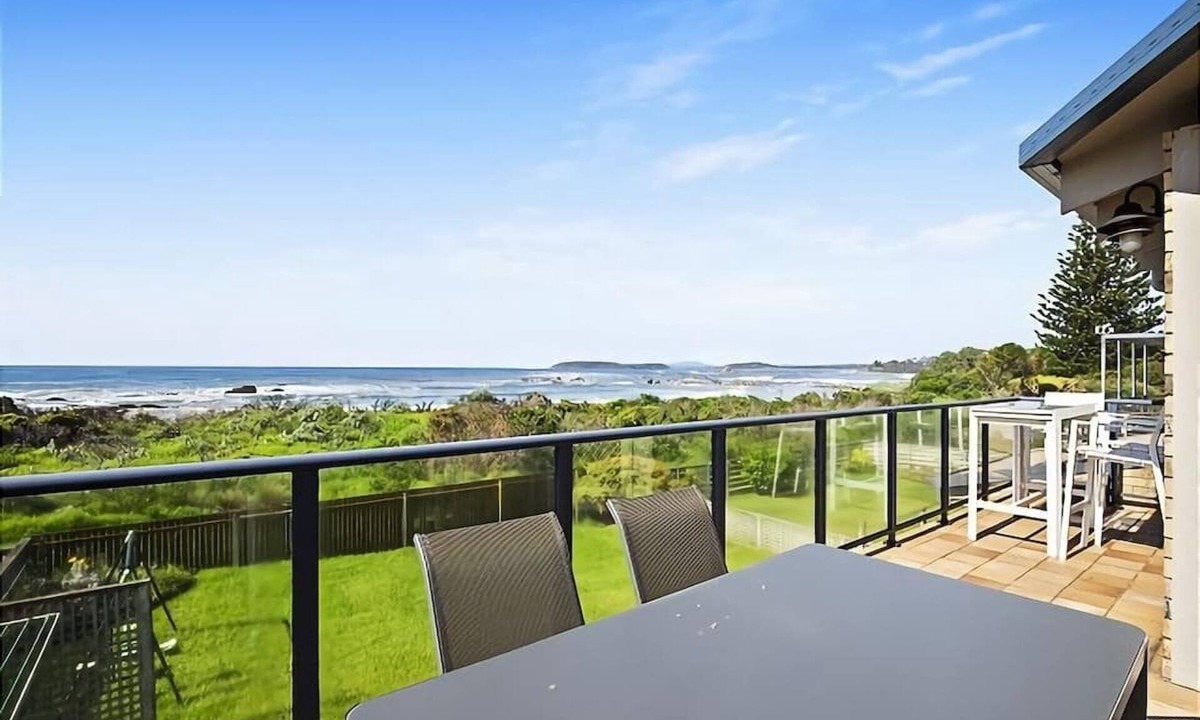 Tomakin House | Sunpatch at Tomakin | Absolute Beachfront & Pet Friendly