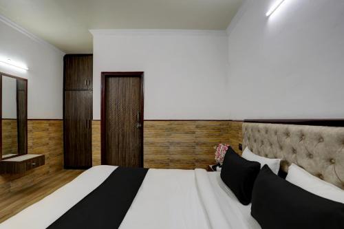Sector D Hotel | Super Hotel O POONAM VILLA