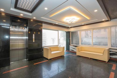 Sheshadripuram Hotel | Super OYO Capital O Savi International Near Bengaluru Palace