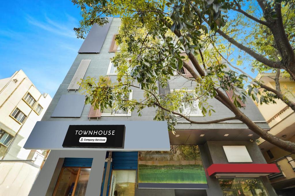 BTM 2nd Stage Hotel | Super Townhouse BTM Layout Near Madiwala Lake Formerly Q Rooms