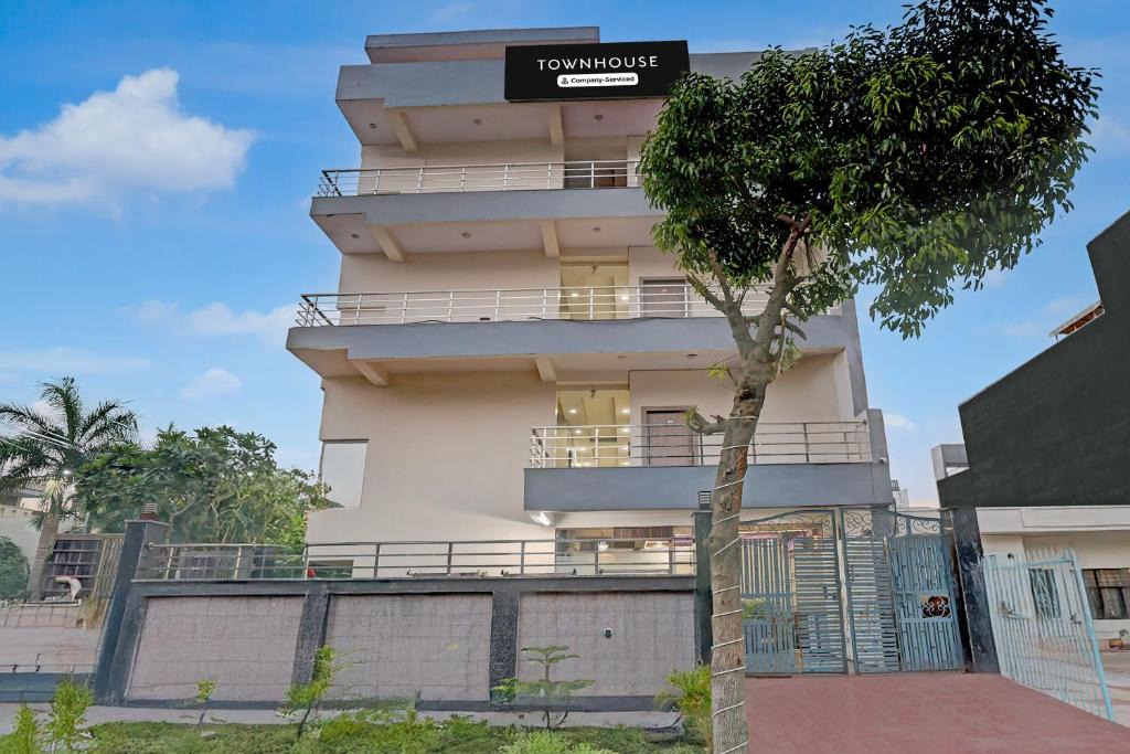 Sector 70 Hotel | Super Townhouse Noida Sector 70 Formerly Palm Paradise