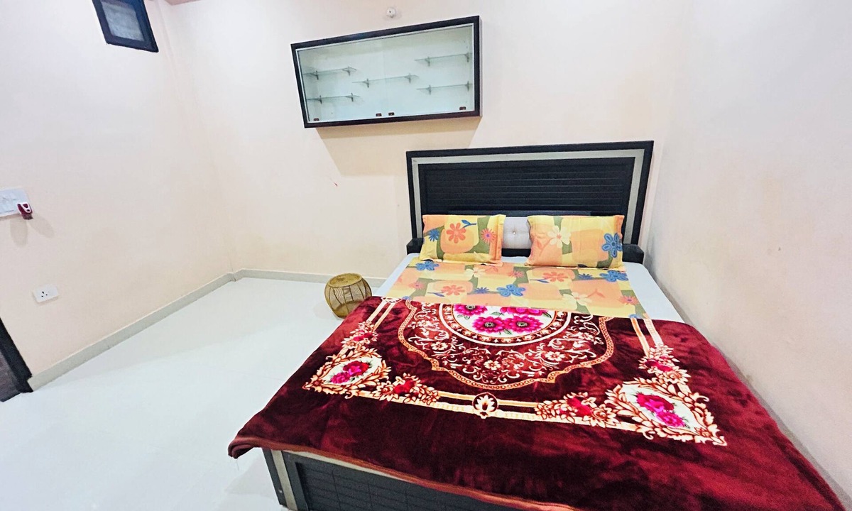 Vrindavan House | Superb 9-bedroom house with AC in charming Vrindavan