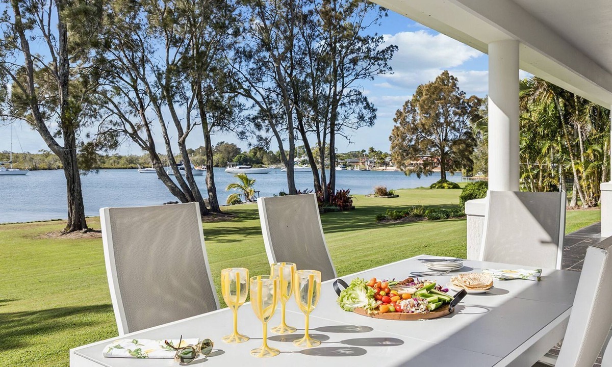 Yamba House | Taroona - Majestic Waterfront Holiday House in Yamba - Holiday Yamba