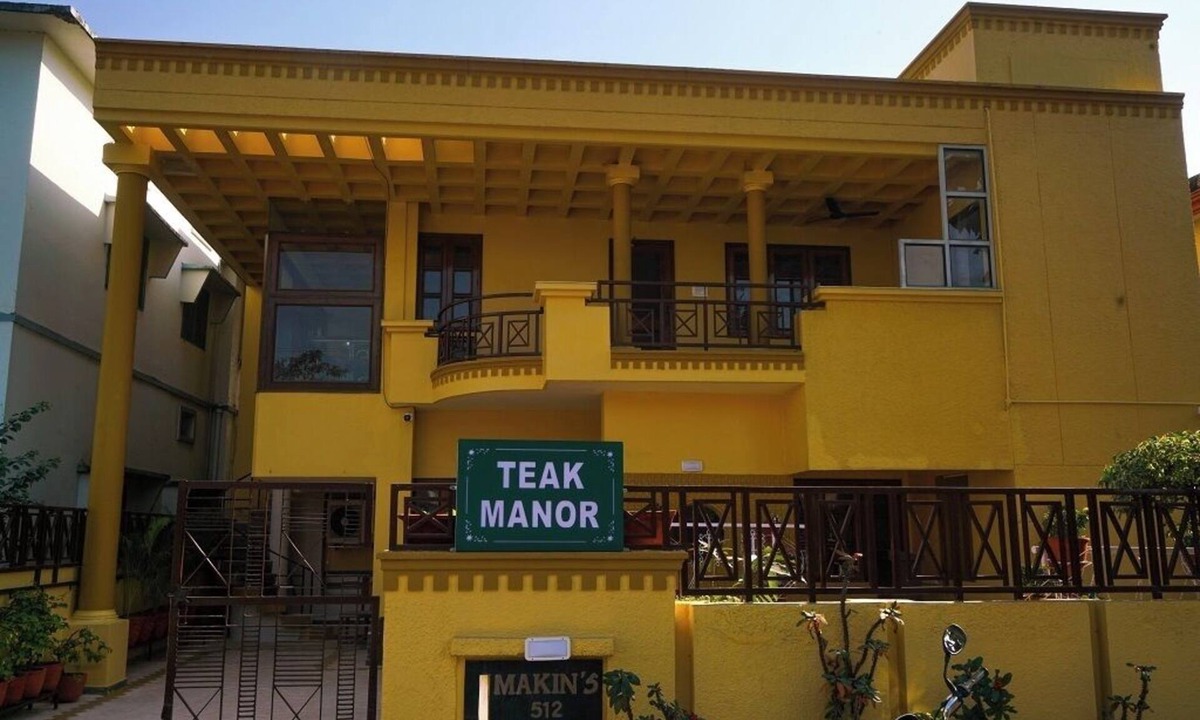 Bullawala House | Teak Manor is situated at heart of the city.