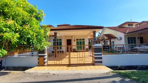 Bukit Gong House | Teratak Azhan Homestay