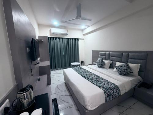 Sanand Hotel | The 7 elevan hotel