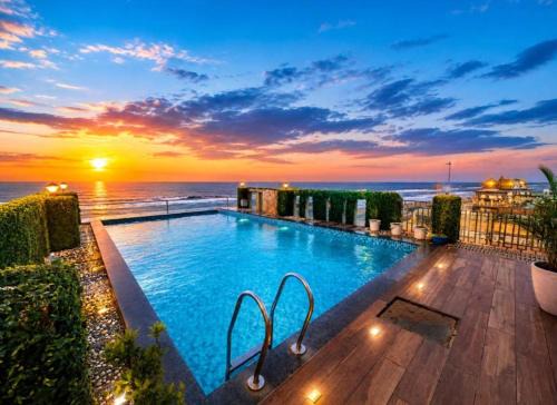 Puri Resort | The Bay Suites - Sea Beach Front Hotel - Rooftop Infinity Pool - Balcony & Sea View In All Rooms - New Marine Drive Road - Complimentary Breakfast