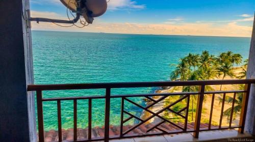 Taman Haji Zainal Apartment | The Beachfront Escape
