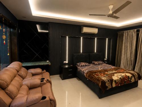 Mukherjee Nagar Hotel | The Cave Play & Pause