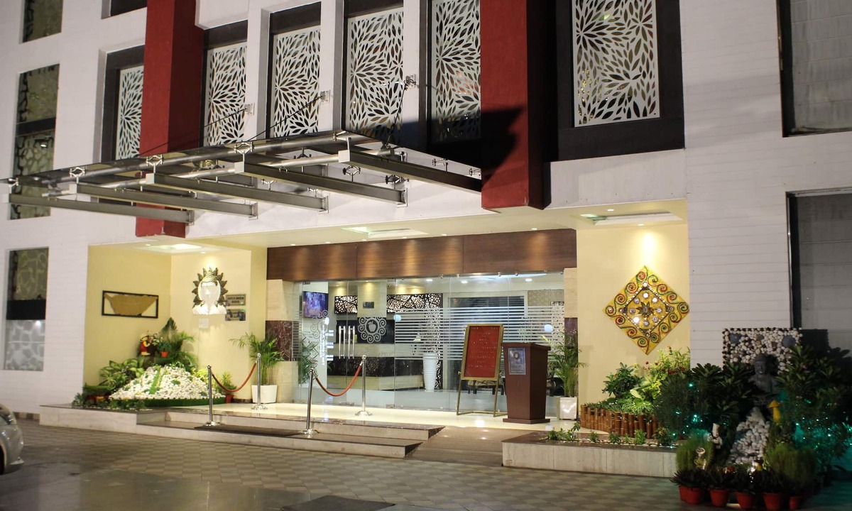 Mahanagar Hotel | The Golden Apple
