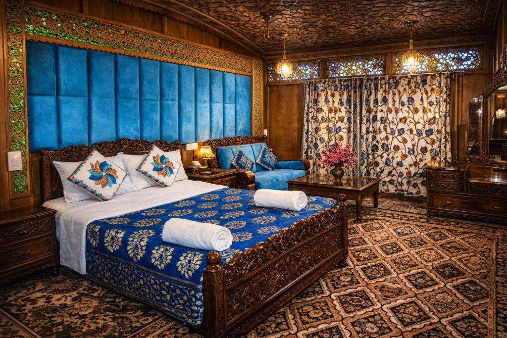 Dal Lake Boat Rental | The Heritage Amina Group Of Houseboats