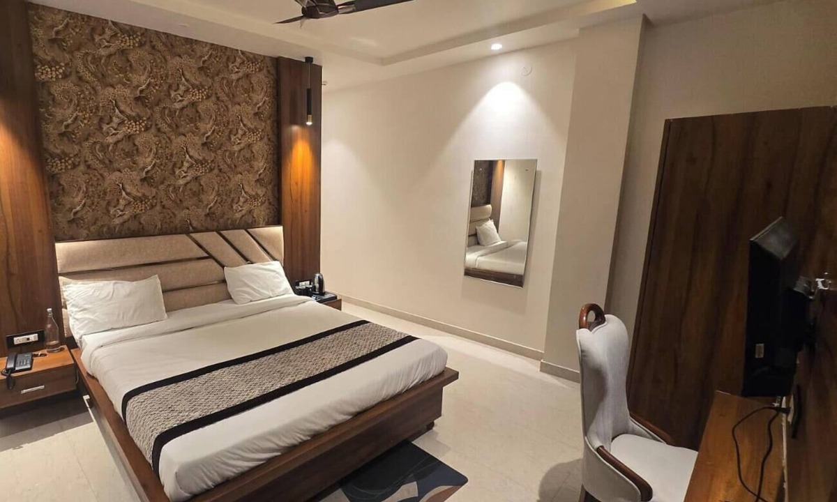 Sandila House | The Monark Inn