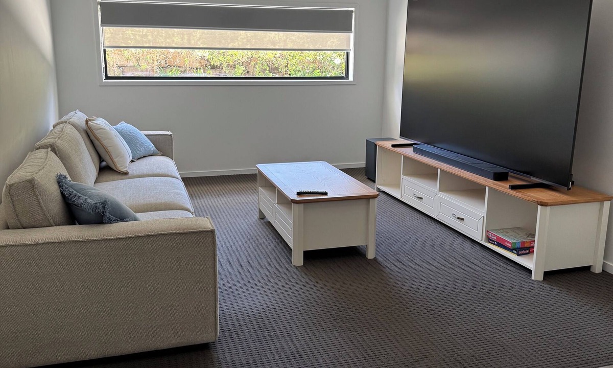 Mudgeeraba House | The Ponds at Mudgeeraba 4 bedroom Modern House great central location