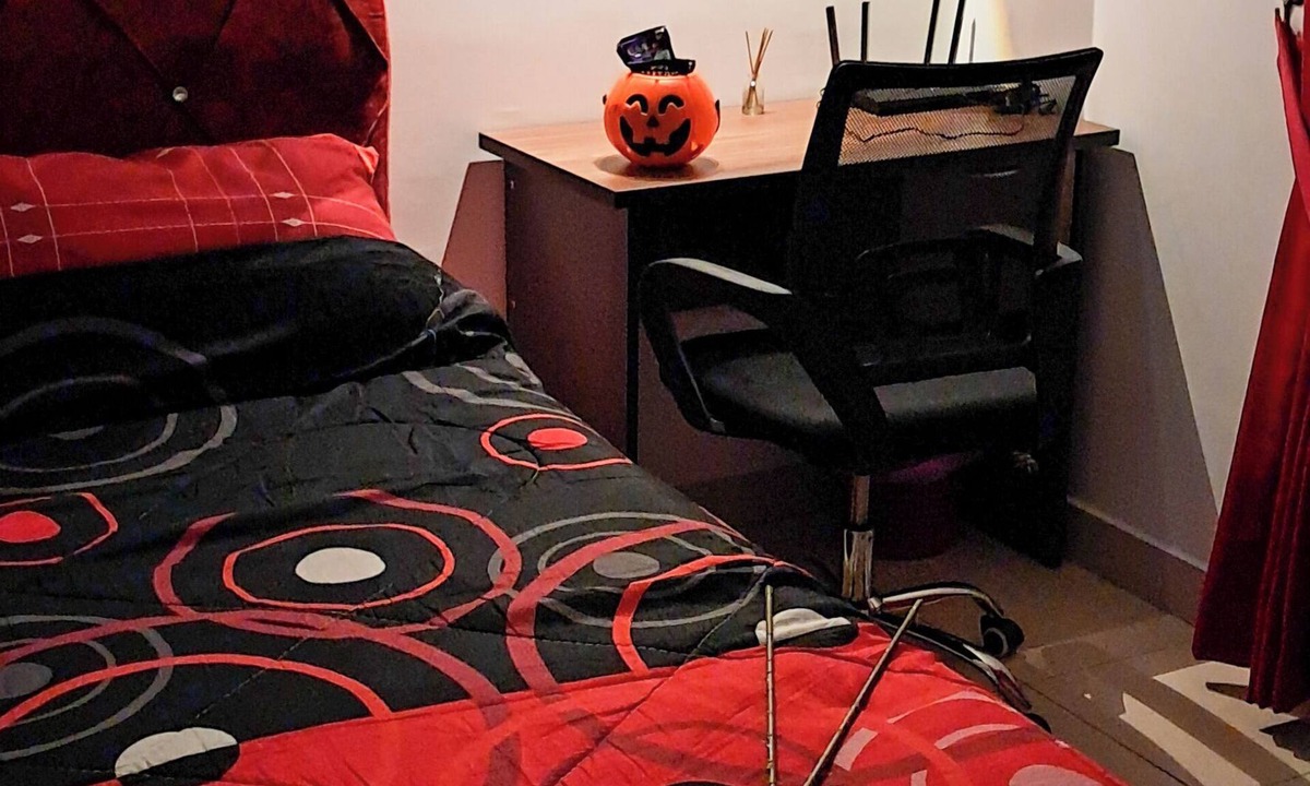 Kota Warisan Bed & Breakfast | The Red Room @ Alanis Residence Sepang, KLIA1 and KLIA2