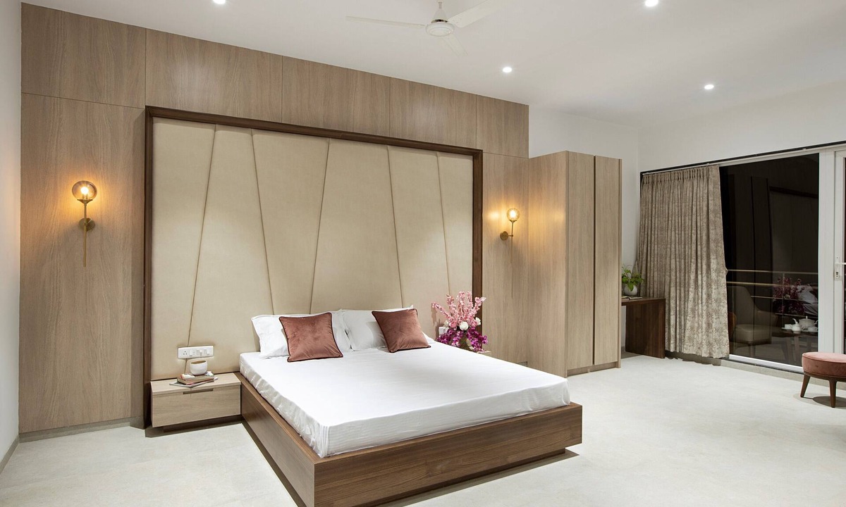 Valsad Hotel | The Regal Banquets and Rooms