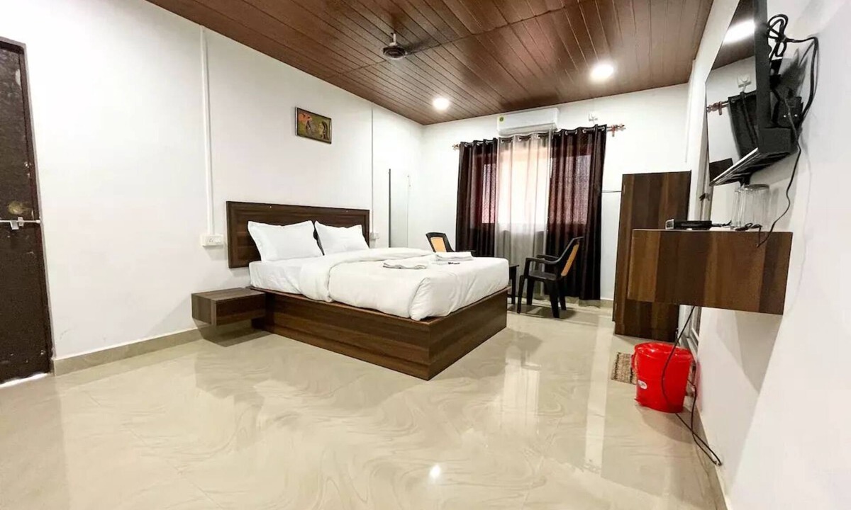 Calangute Hotel | The Sunshine Calangute Cozy - Bed - AC - Wi-Fi