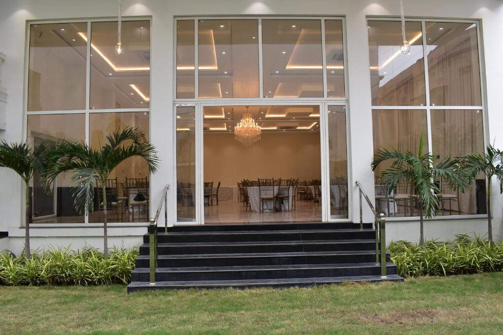 Gaya Hotel | The White Lotus