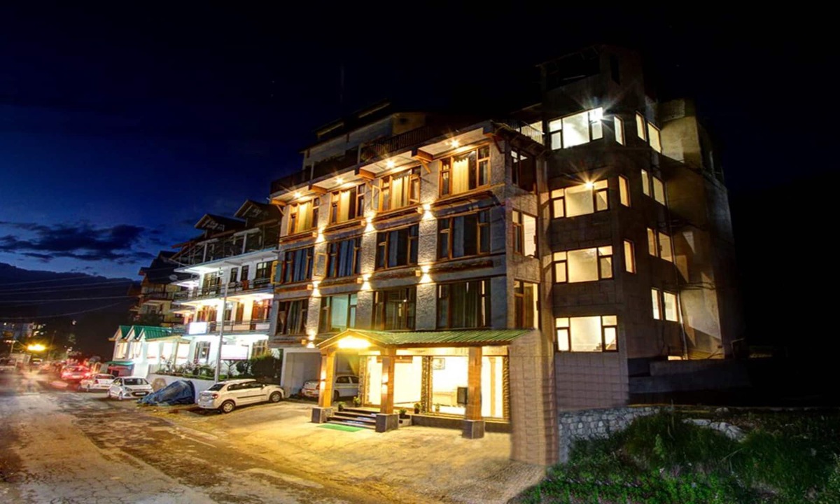 Manali Hotel | The Woodbine is situated amongst lofty evergreens and sublime Peaks.