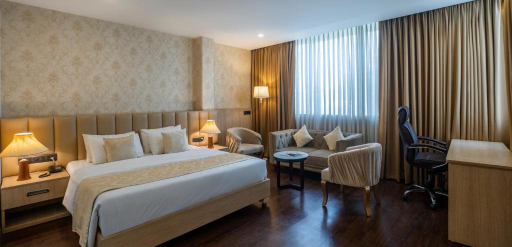 DLF City Hotel | The Woodbury
