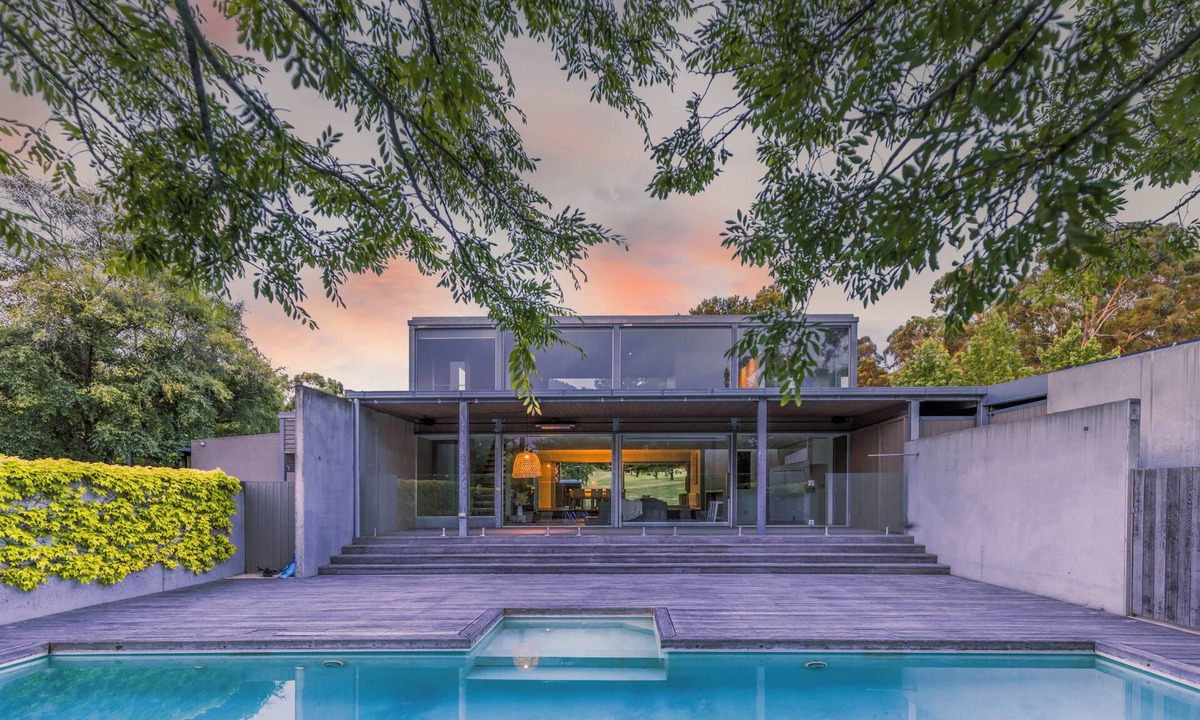 Mount Macedon House | Thule Country Estate | Sleeps 12 | Private Lake, Pool & Farm | 45 mins Melbourne