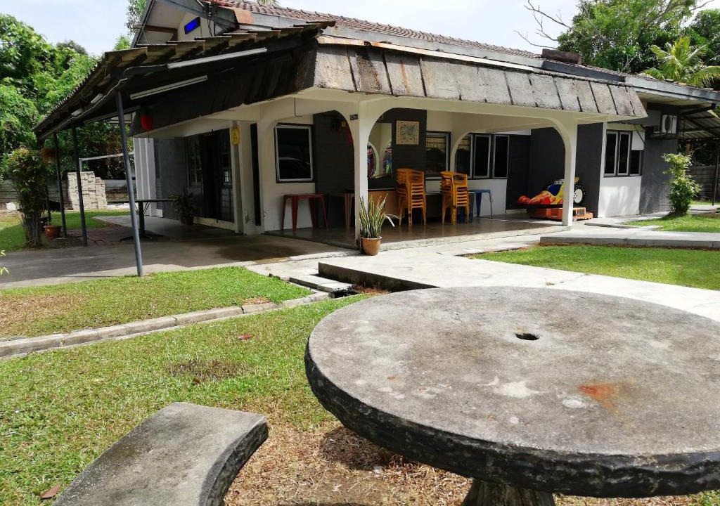 Si Rusa House | Tiara 4 Rustic Holiday Bungalow in Port Dickson