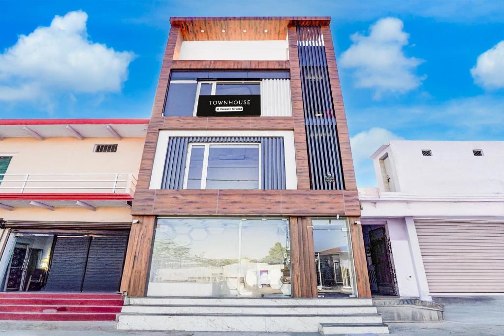 Govardhan Hotel | Townhouse Govardhan