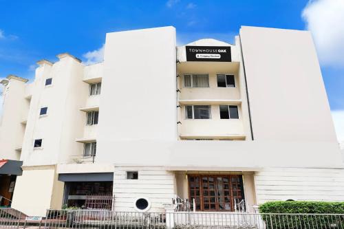 Vashi Hotel | Townhouse Oak Vashi