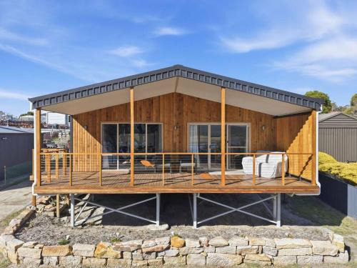 Triabunna House | Tranquil Escape by the Water