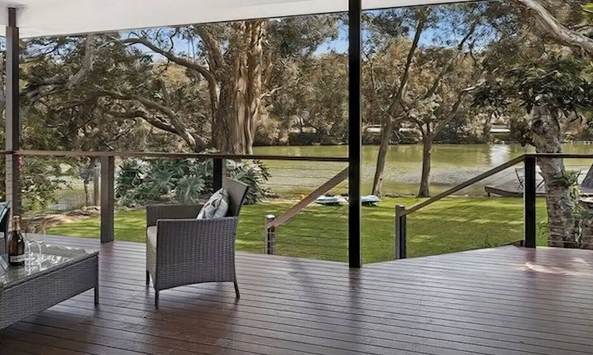 Budgewoi House | Tranquil waters - beach house oasis