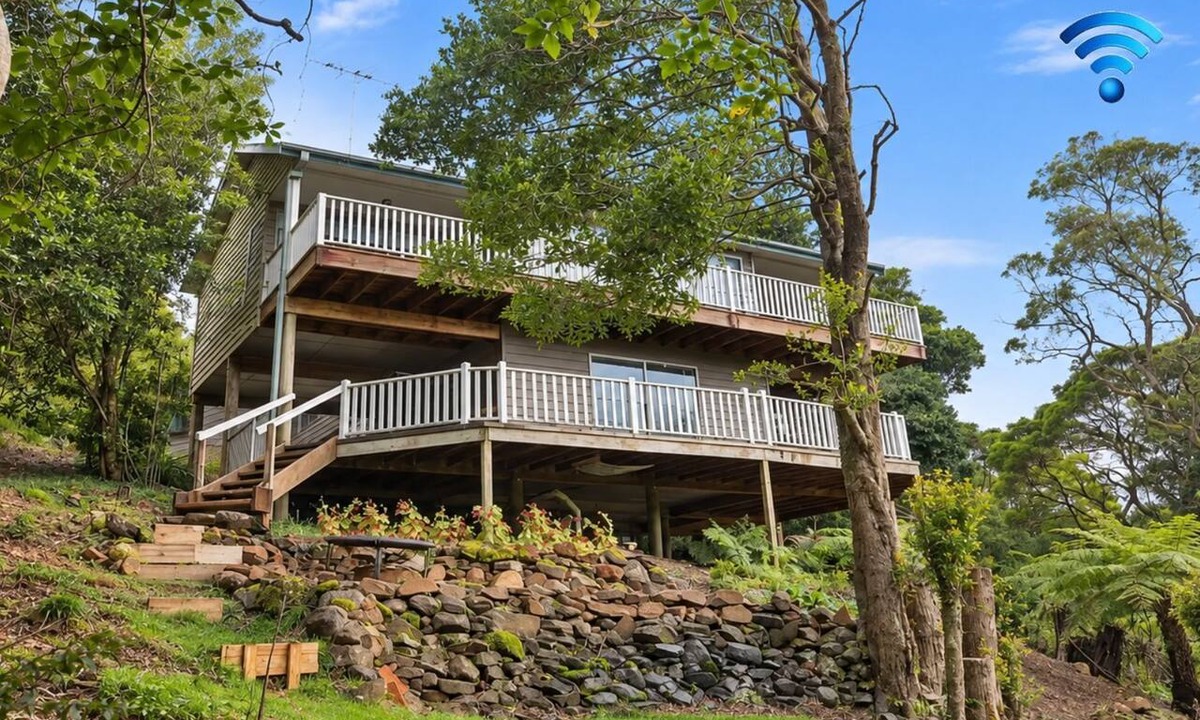 Robertson House | Tree-Scape Retreat – a serene oasis featuring breathtaking views, pet friendly accommodation