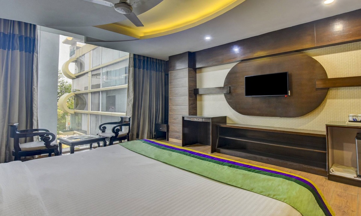 Dehradun Hotel | Treebo Elysee, Patel Nagar