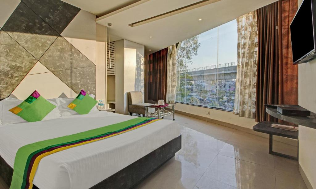 Kolkata Hotel | Treebo Glassotel Near Ruby Hospital