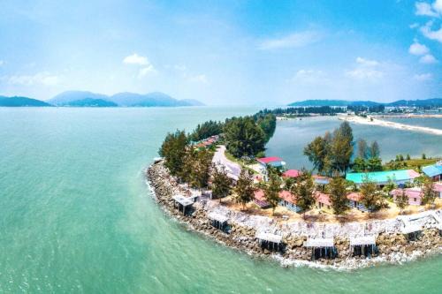 Lumut House | Trichrome Marina Island Minimalist Villa with Balcony