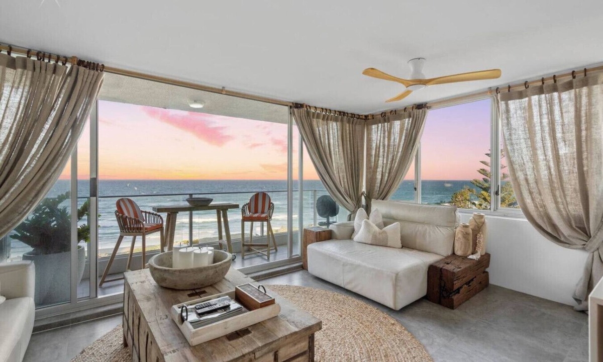 Main Beach Apartment | Twenty Two with a View - Main Beach - WiFi Parking