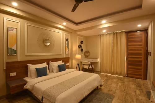 Gurugram Apartment | Vaneen Stay Luxury 1BHK Apartment with Balcony Sector 42 Golf Course Road