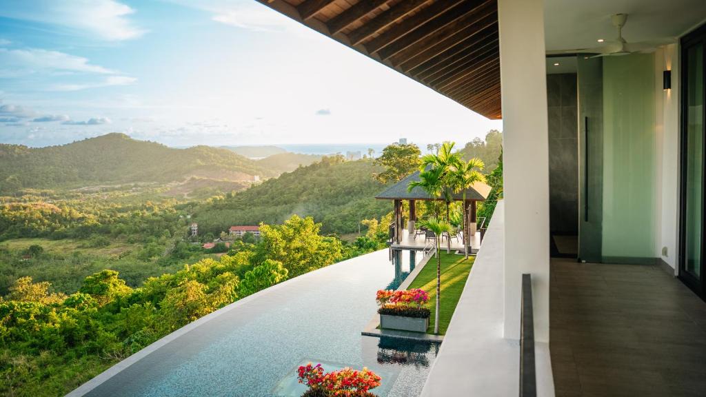 Kampung Kedawang Villa | Villa Vista - Luxury 30m Infinity Pool & Sea Views by WOW Holiday Homes