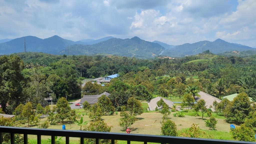 Hulu Selangor House | Villa with Titiwangsa Hill View