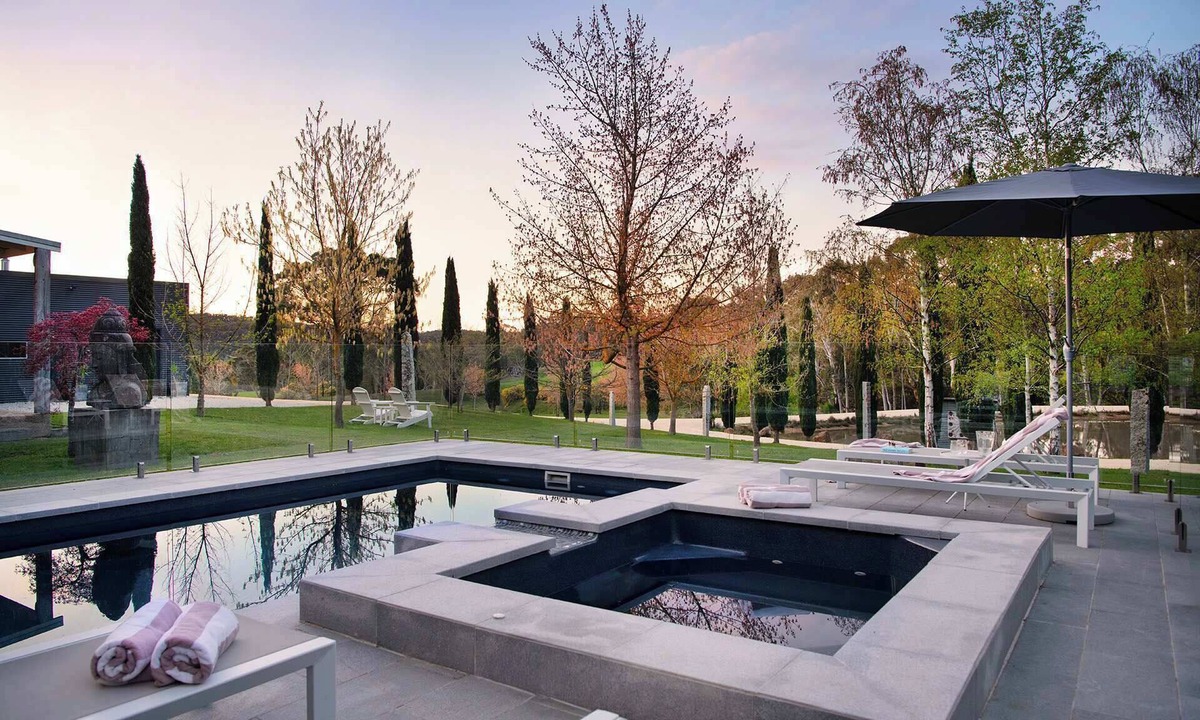 Shepherds Flat House | Welcome Paddock | Country Estate with Pool & Spa