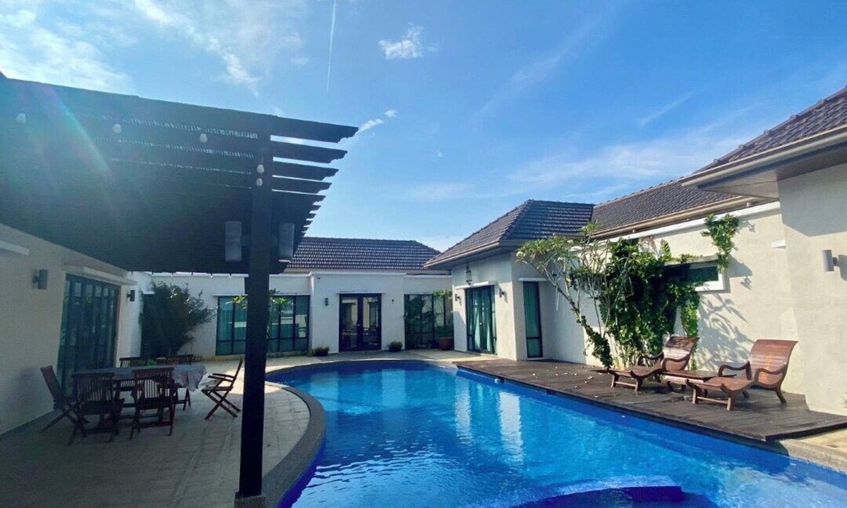 Banting Villa | Welcome to Laman Abang Bali-styled Villa, a great spot to experience Banting🏡