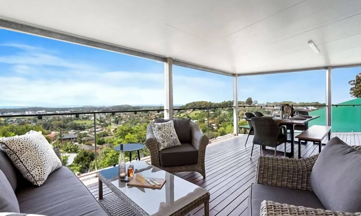 Coffs Harbour House | Welcome to Pacific Vista, a beautiful two-story home located in an idyllic nature setting.