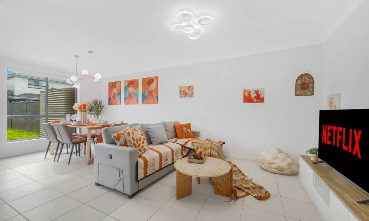 Werrington House | Werrington Home | near Uni & Park,Transport