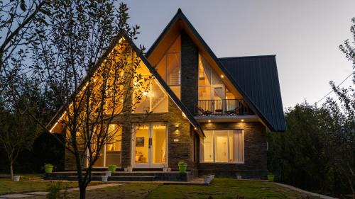 Manali Villa | Whistling Thrush Villa - abode in an apple orchard in Naggar, Manali