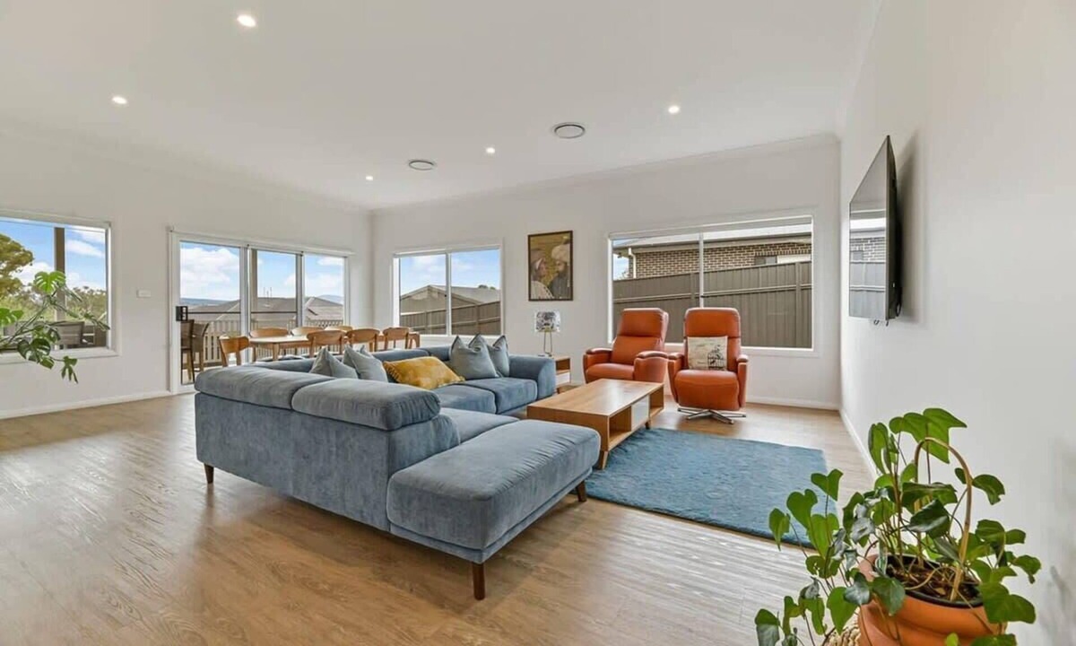 Orange House | White Haven - Luxe Abode, Mountain Views, Firepit