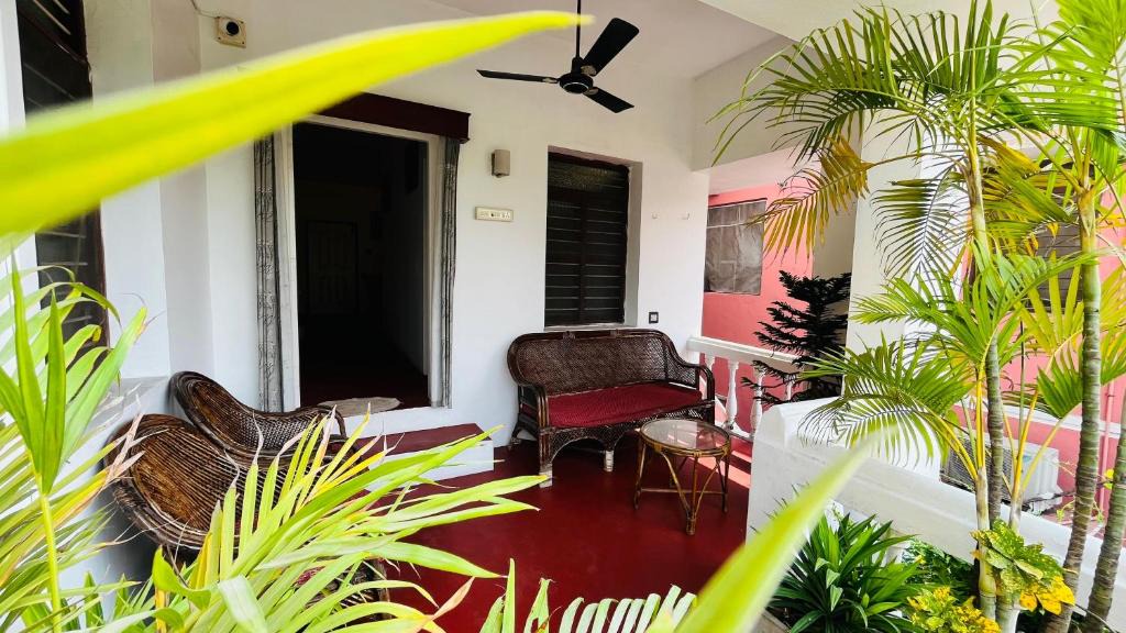 White Town Villa | White Villa Guest House Near Rock Beach And White Town