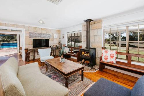 Budgee Budgee House | 'Wilpine' Poolside Country Luxury near Town