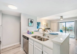 CHIC STUDIO STEPS FROM THE BEACH in Orange Beach
