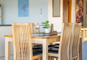 Lawsons at Blueys - A perfectly positioned pet friendly home next to the ocean