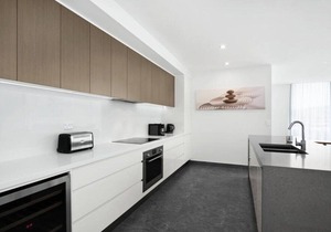 Luxury Apartment Caves Beach 4 Bed WiFi & Parking